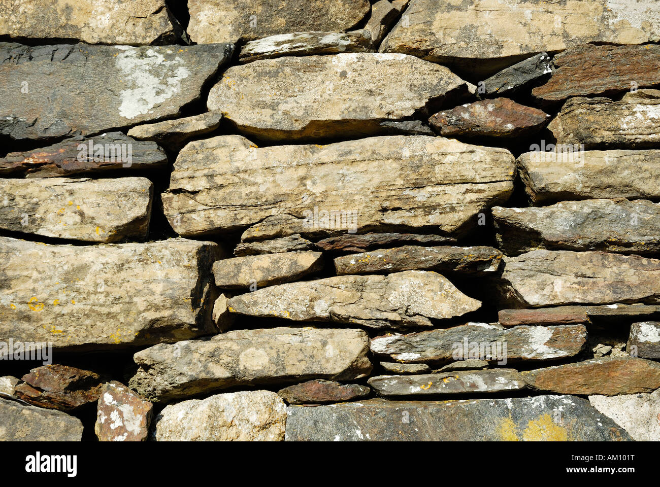 Wand der historischen frühen christlichen Heiligen Columcille Abtei, konstruiert aus gestapelten Steinen, Co. Donegal, Irland Stockfoto