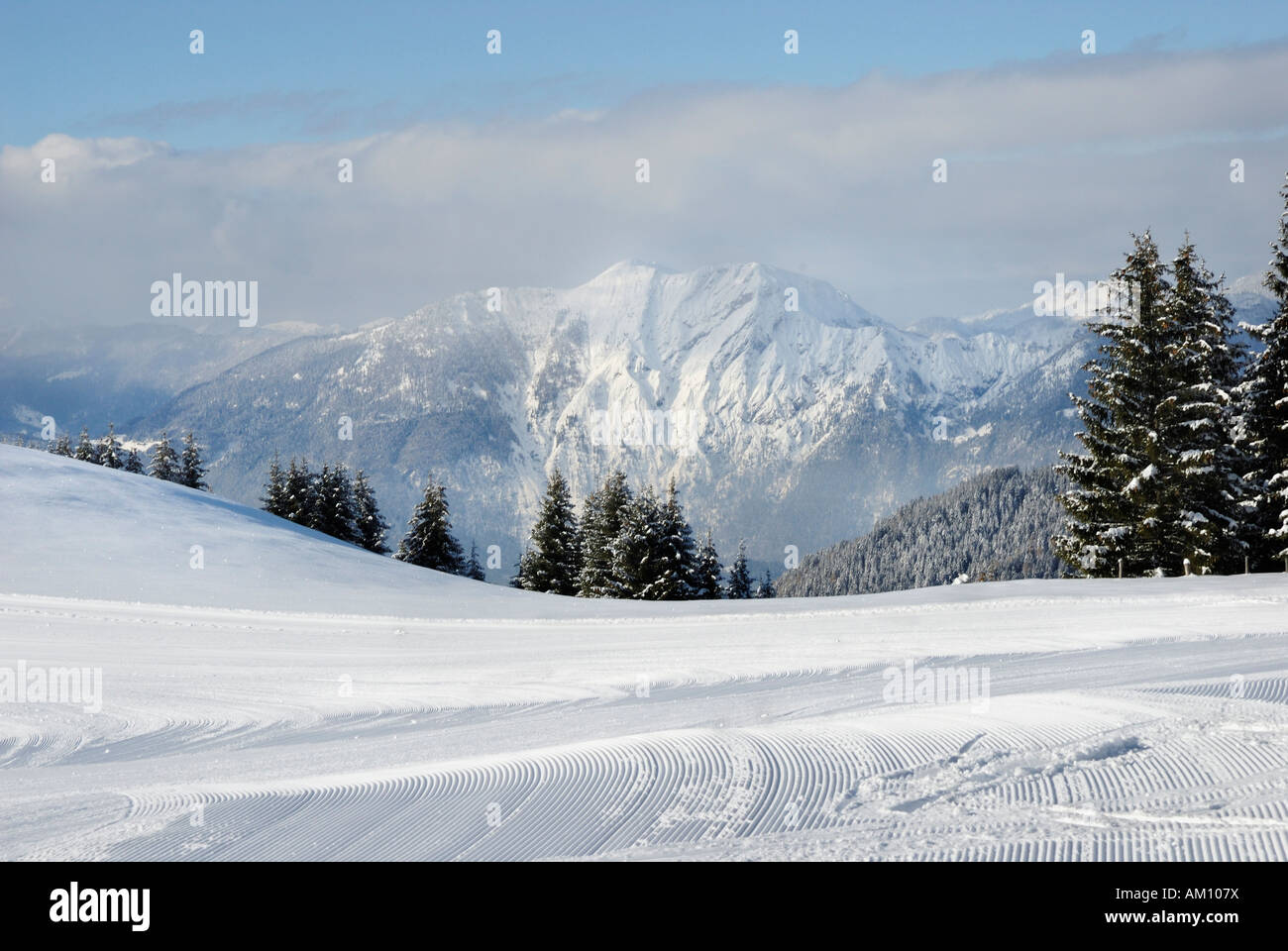 Skipiste mit Panoramablick auf tief verschneiten Berg, Wildschoenau Autria Stockfoto
