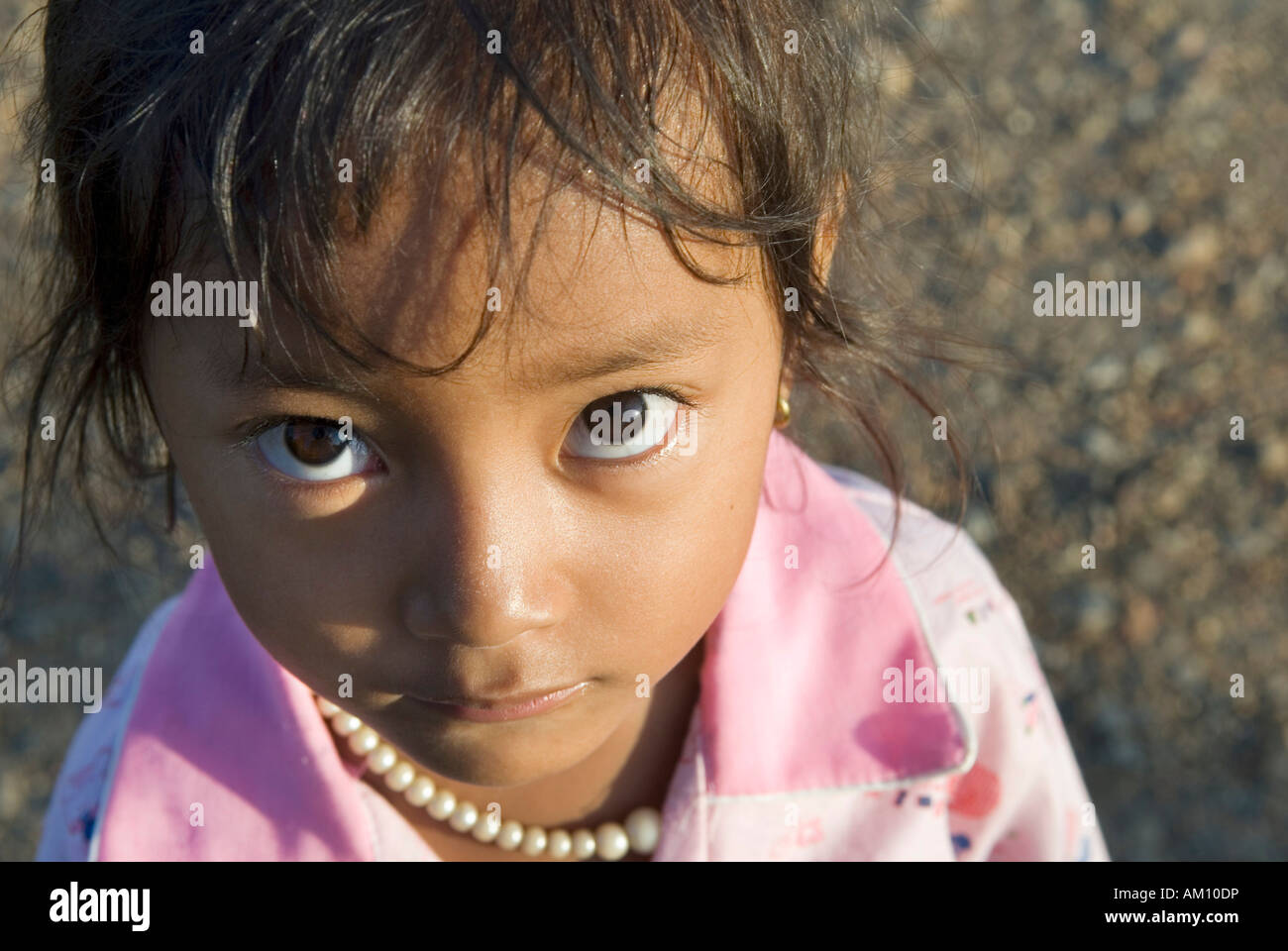Weit aufgerissenen Augen kleines Mädchen, Takeo Province, Kambodscha Stockfoto