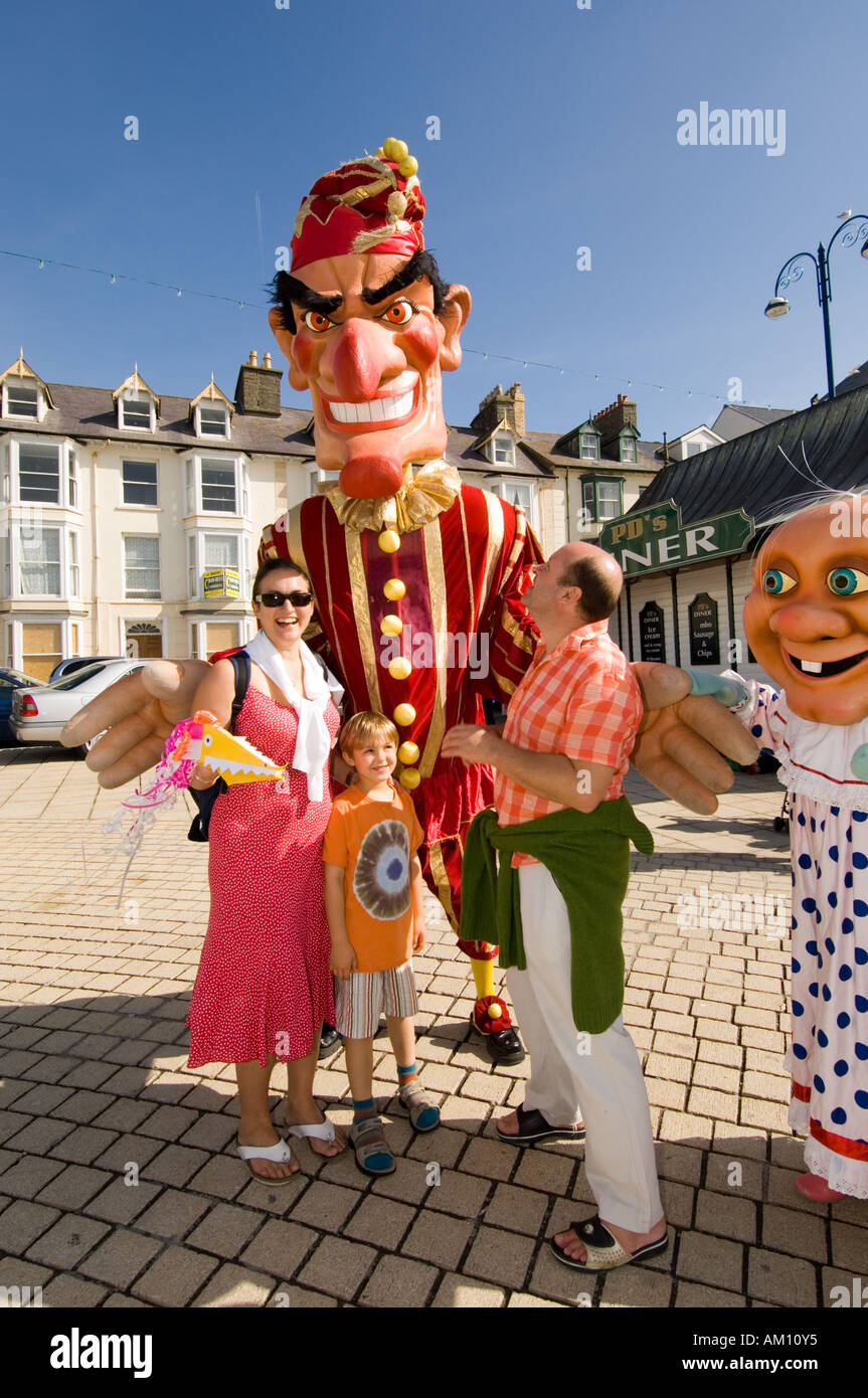 6. jährliche Aberystwyth Kasperletheater Festival august Bank Holiday Wochenende - Familie mit riesigen Punch Zeichentrickfigur, UK Stockfoto