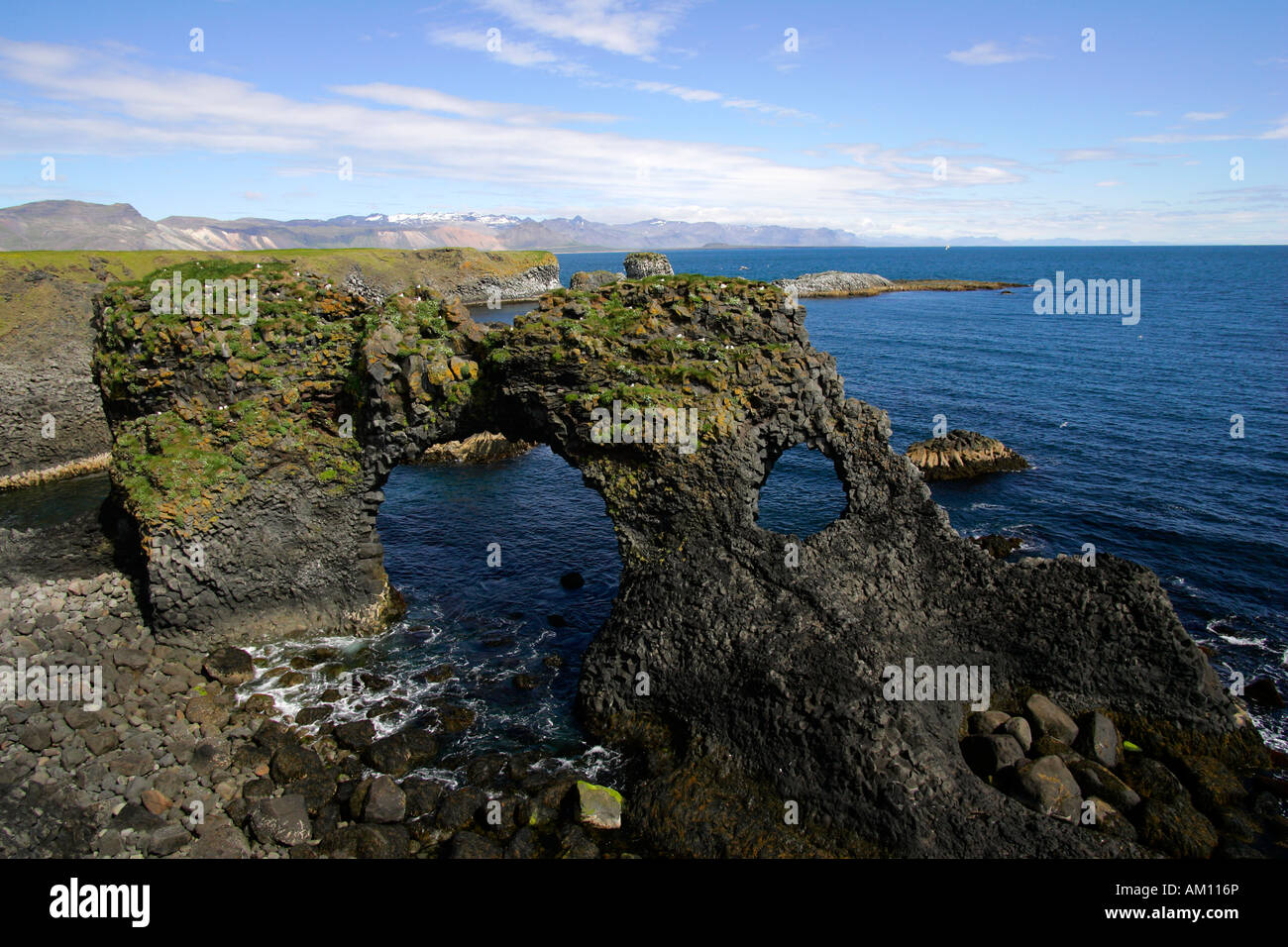 Basalt Felsbogen in der vulkanischen Felsen Küste von Arnarstapi in Island - Arnarstapi, Snaefellsnes Halbinsel, Island, Europa Stockfoto