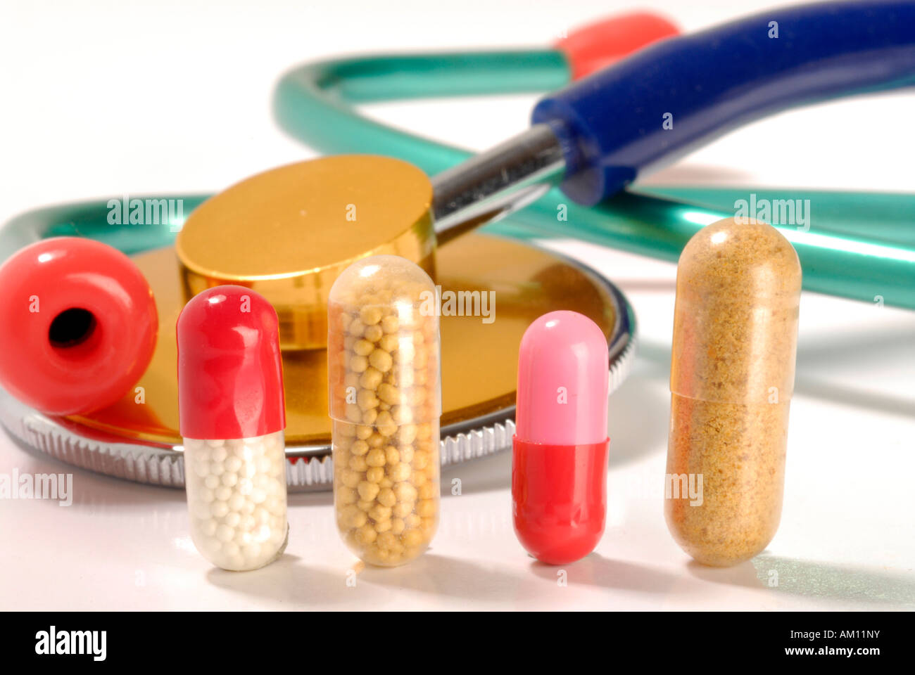 Mediacaments, Kapseln und Stethoskop Stockfoto
