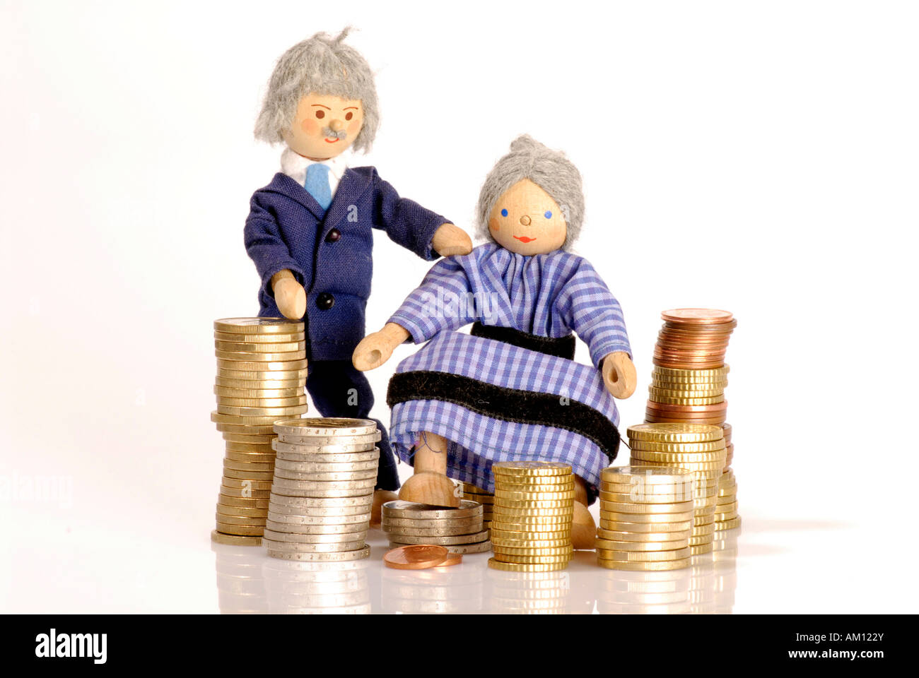 Senior-Puppen sitzen auf Euromünzen Stockfoto