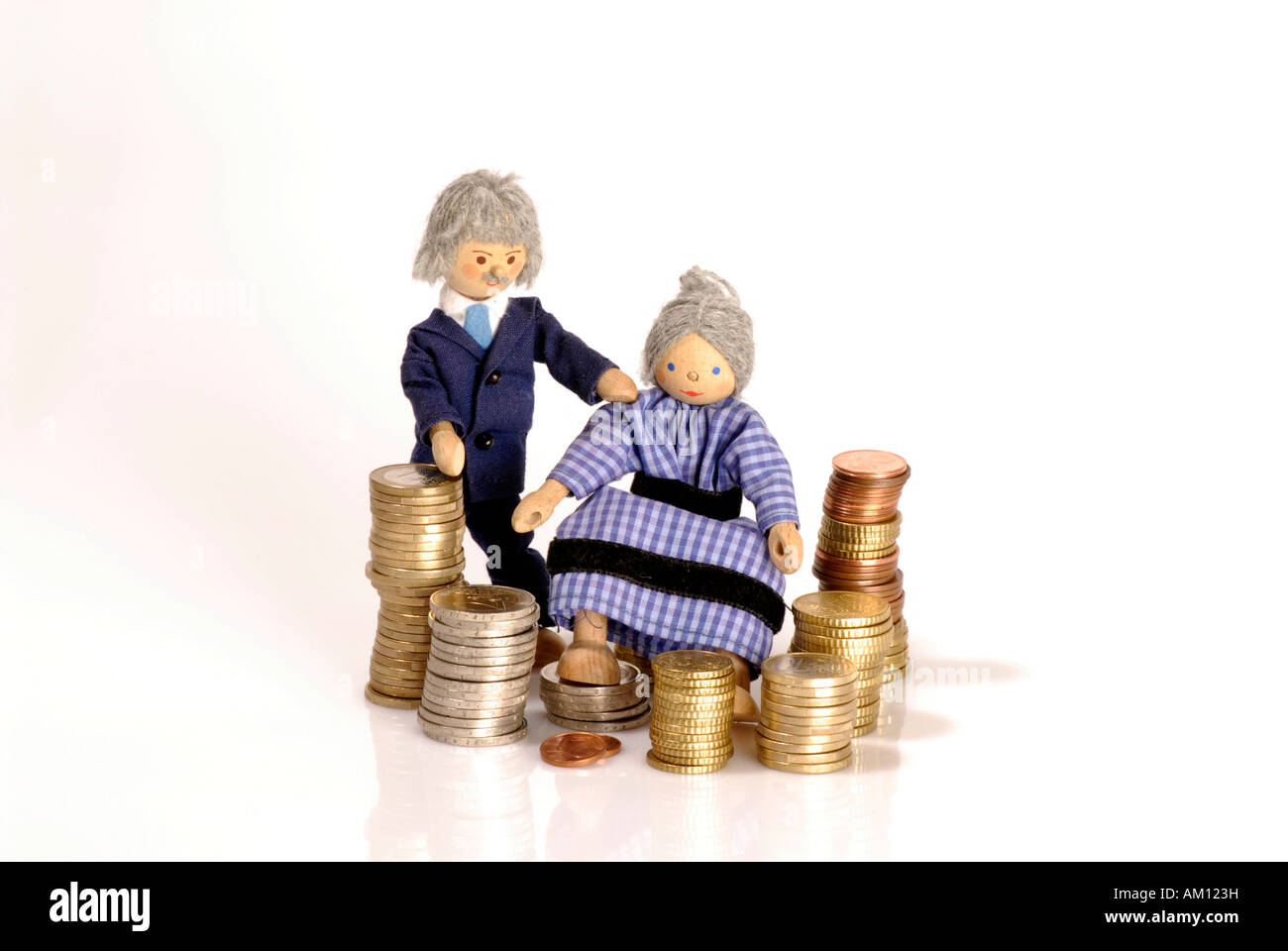 Senior-Puppen sitzen auf Euromünzen Stockfoto