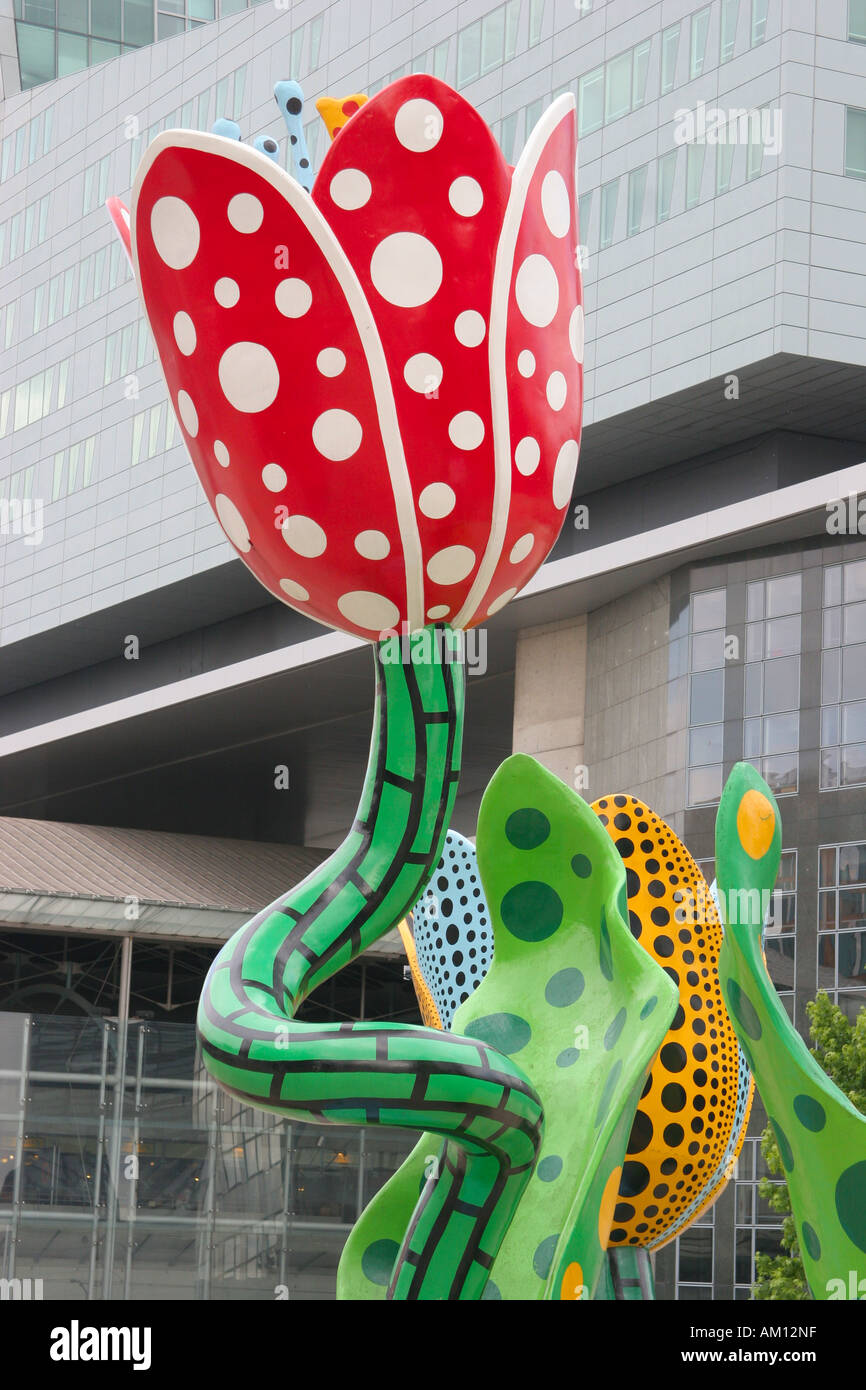 Les Tulipes de Shangri La Sculpture von Yayoi Kusama 2003 am Gare de Lille Europe-Lille-Frankreich Stockfoto