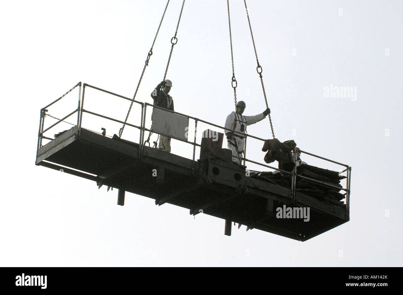 Stripping down - Arbeiter auf einer Plattform an einem Kran hängen. Stillgelegten Hüttenwerk. Maxhuette. Sulzbach-Rosenberg, Bayern, Keim Stockfoto