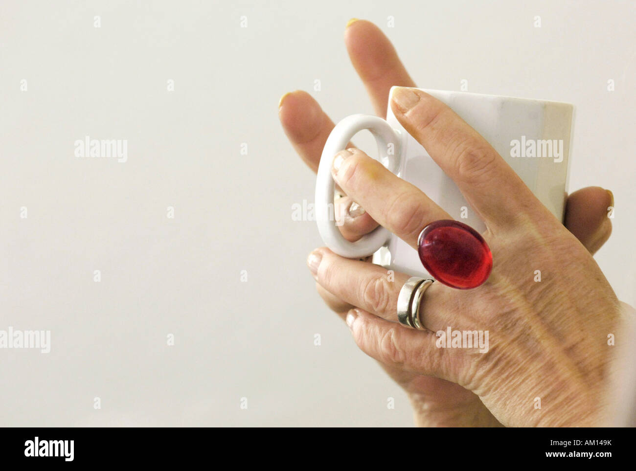 Womans hand mit einer Kaffeetasse - Ring, Pause. Stockfoto