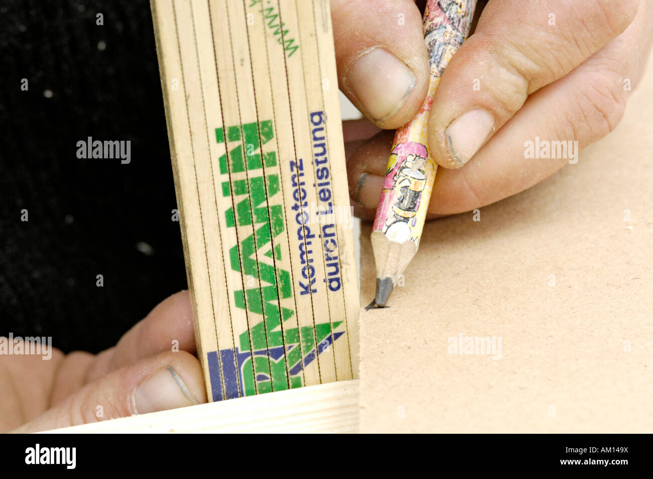 Ritzen, Kennzeichnung mit Yard Stick und Bleistift, Carpentering Stockfoto