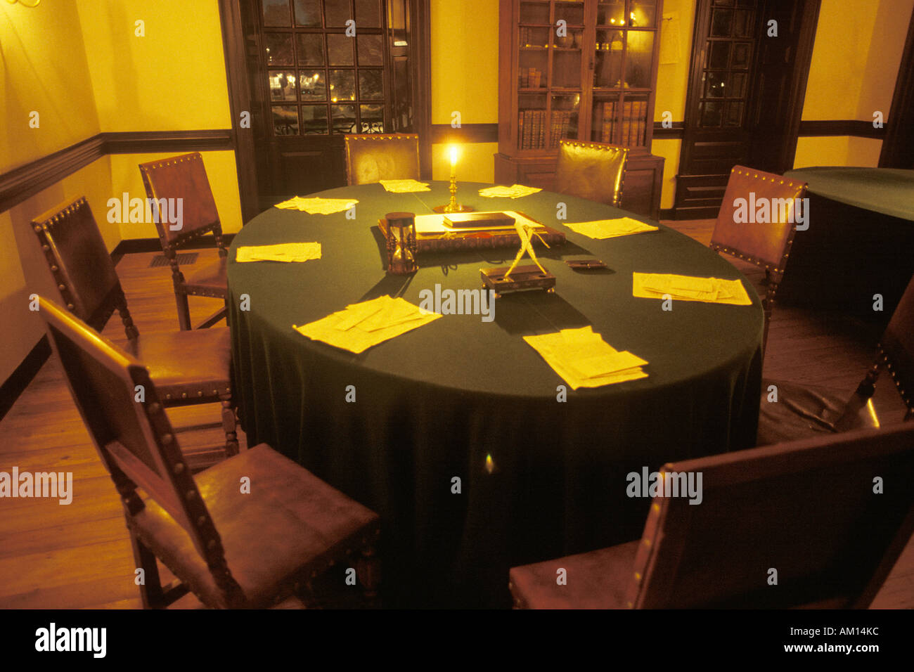 Innenraum der Treffpunkt der Gründerväter bei Kerzenschein Williamsburg Virginia Stockfoto