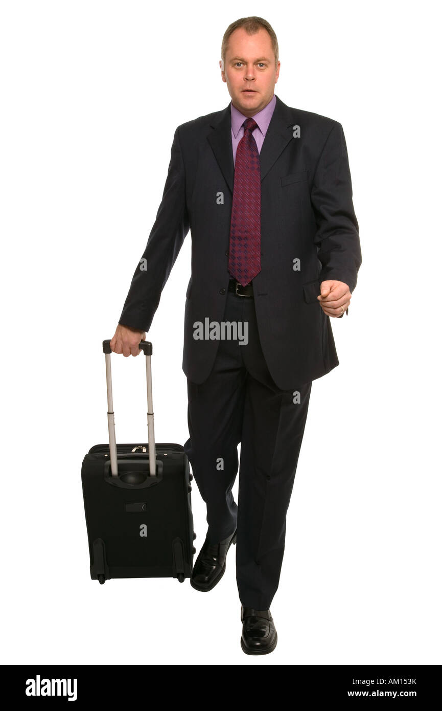 Geschäftsmann zu Fuß entlang ziehen einige Reisegepäck Stockfoto