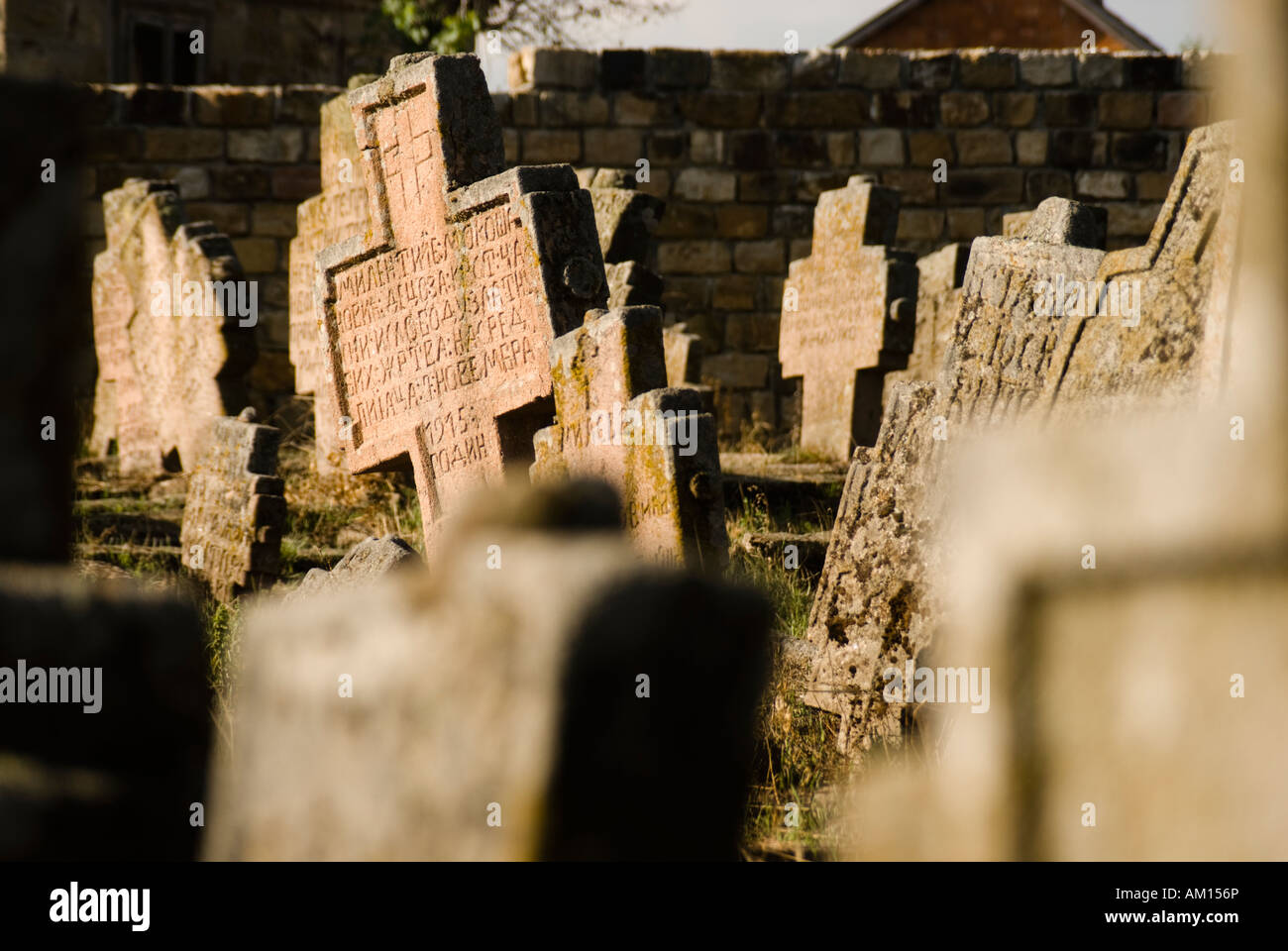 Grabsteine auf dem Friedhof der St. Peters Kirche, Novi Pazar, Serbien. Stockfoto