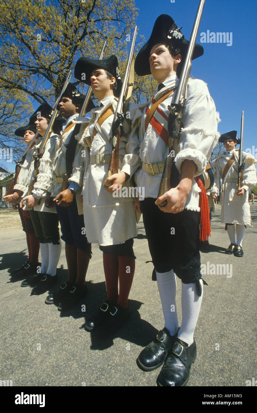 Soldaten mit Musketen während Amerikanischer revolutionärer Krieg historisches Reenactment Williamsburg Virginia Stockfoto