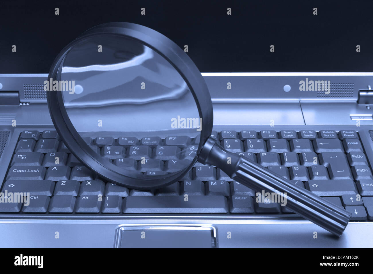 Laptop mit einem Vergrößerungsglas-Konzept der Online-Sicherheits- und Ermittlungsbehörden Stockfoto