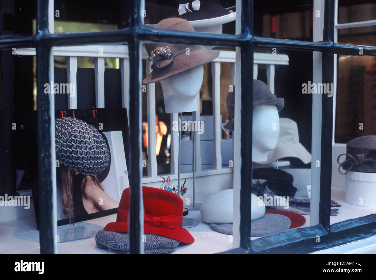 Roter Hut unter anderen Hüte in einem traditionellen Spezialist Hut Schaufenster, St. James Street, Mayfair, Westminster, London, England Stockfoto