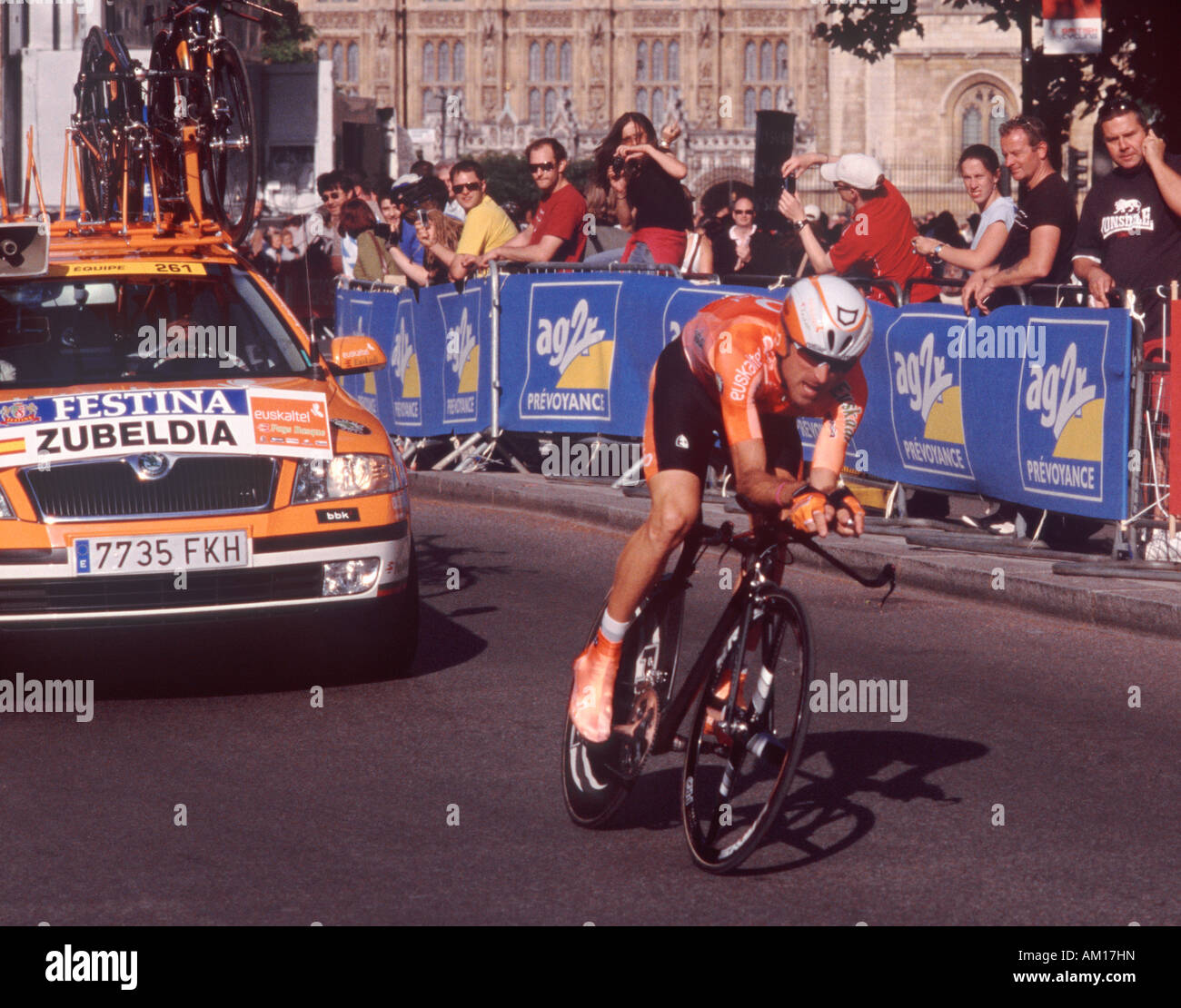 Tour de France 2007, London: Euskaltel Team Leader Haimar Zubeldia verlassen der ersten Biegung der The Prologue, Parliament Square Stockfoto