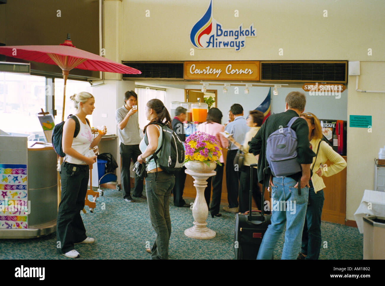 Die Höflichkeit-Ecke in der Abflughalle für Bangkok Airways am Flughafen Bangkok wo kostenlos Saft und Obst zur Verfügung stehen Stockfoto