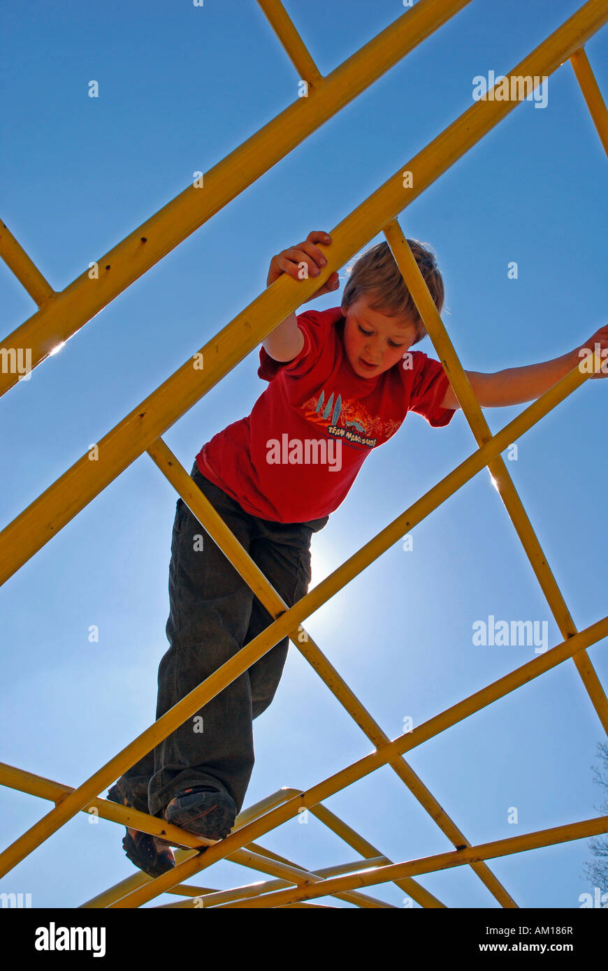 Junge, klettern 7 Jahre alt, auf einem Klettergerüst, Köln, Nordrhein-Westfalen, Deutschland Stockfoto