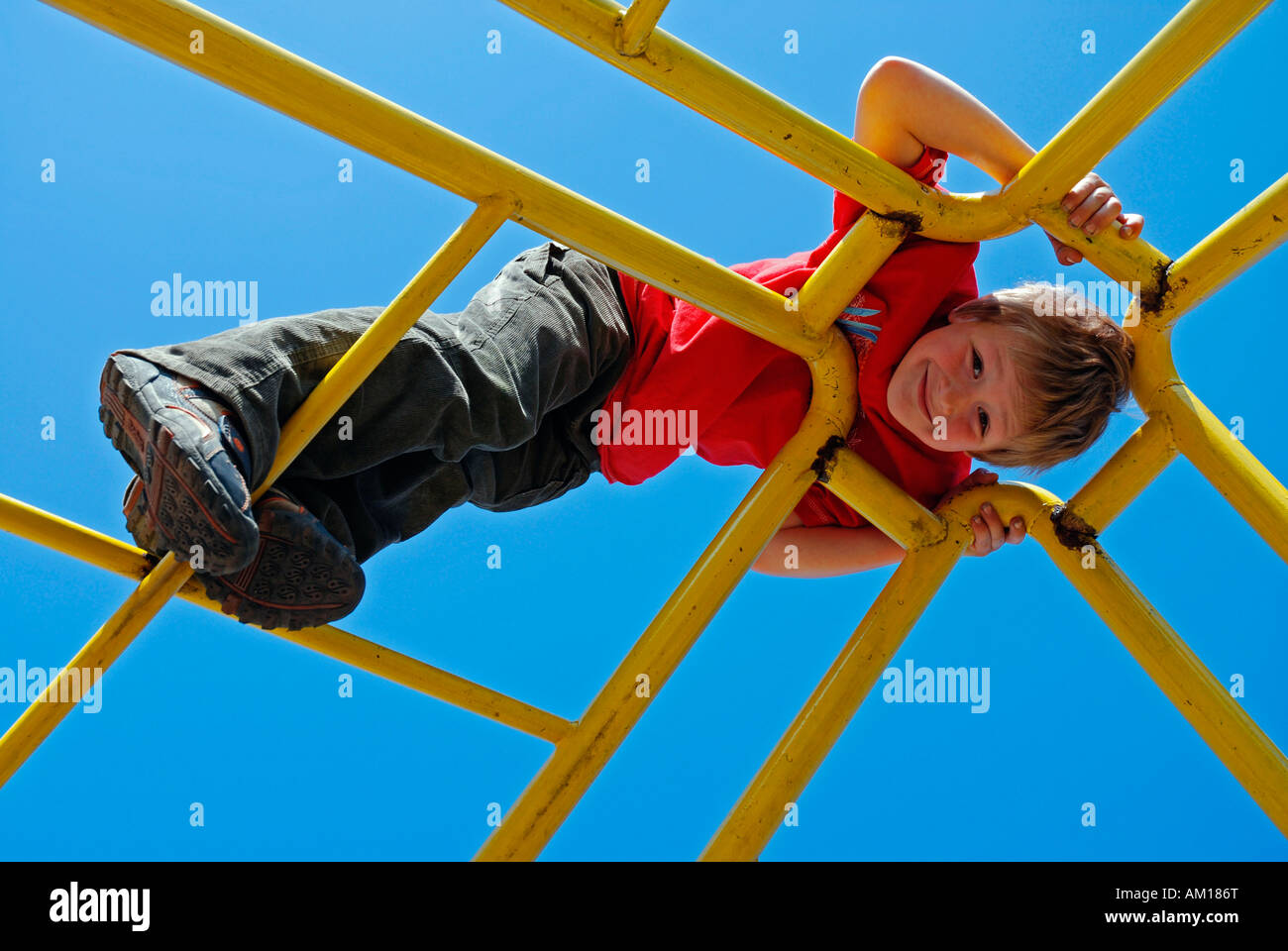 Junge, klettern 7 Jahre alt, auf einem Klettergerüst, Köln, Nordrhein-Westfalen, Deutschland Stockfoto