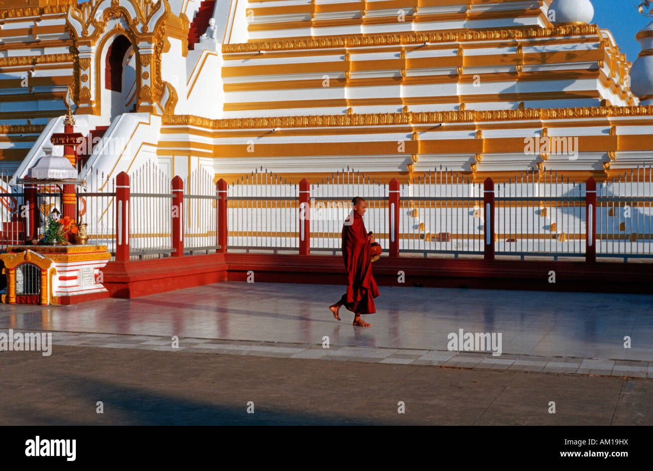 Mönch aus seinem Morgen betteln, Shwezigon Pagode, Bagan, Myanmar, Asien Stockfoto Mönch aus seinem Morgen betteln, Shwezigon Pagode, Bagan, Myanmar, Asien Stockfoto