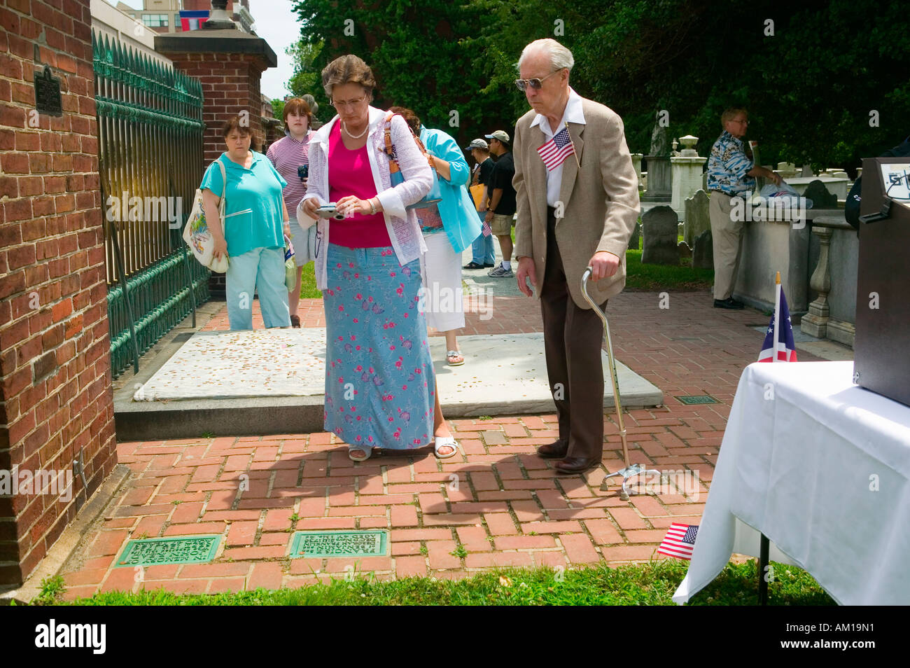 Zwei Senioren betrachten Ben Franklin s Friedhof Stein in Christus Kirche Beerdigung Boden Philadelphia Pennsylvania Stockfoto