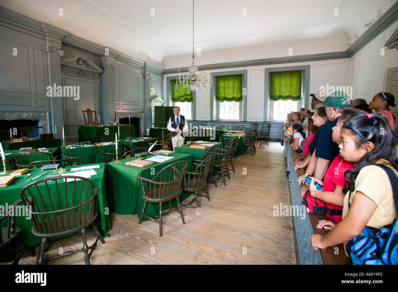 US-Studenten in den Versammlungsraum, wo Declaration of Independence und U S Verfassung Independence Hall unterzeichnet wurden Stockfoto