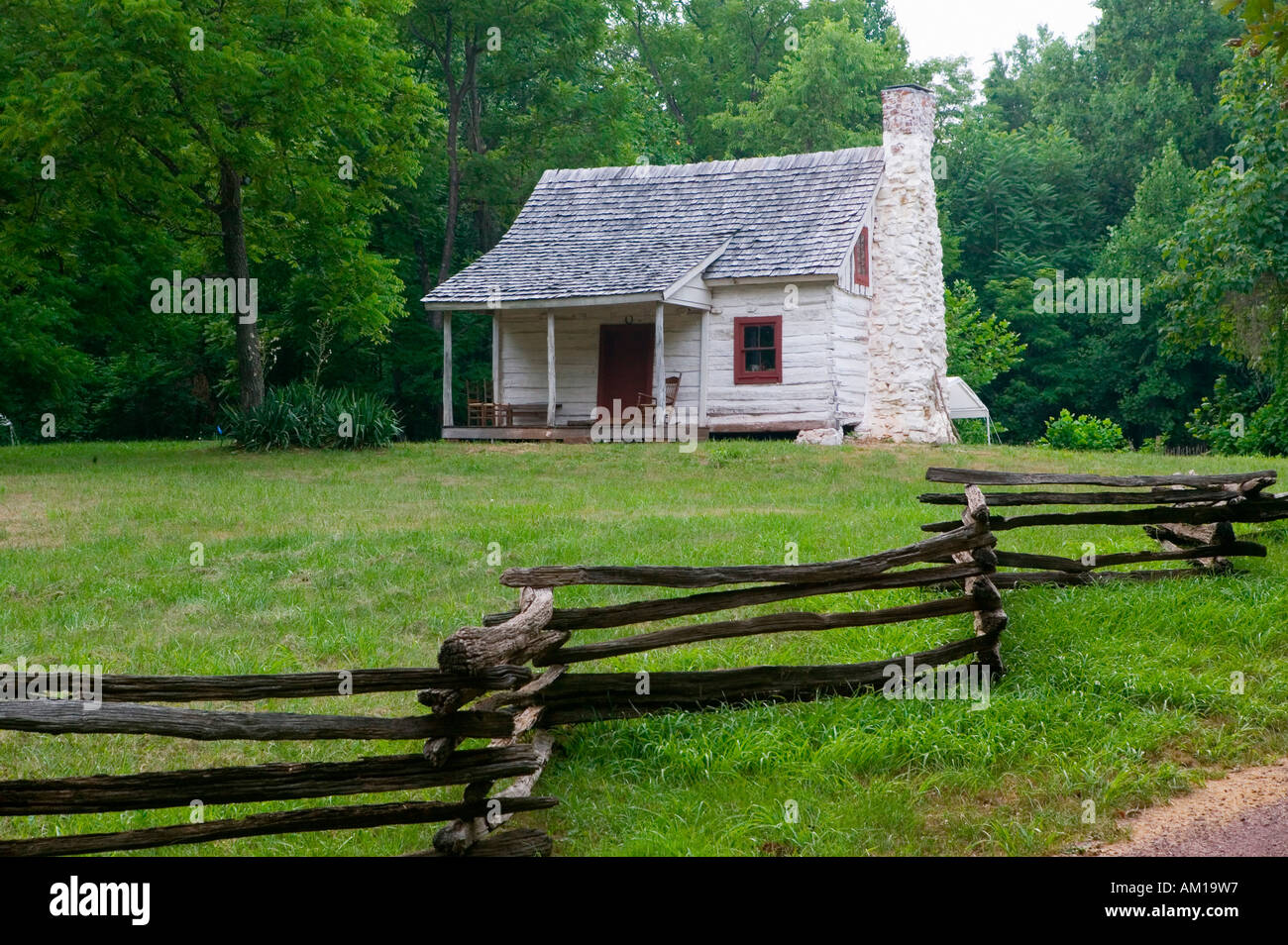 Weiße Blockhütte und Log Zaun in Orange County Virginia in der Nähe von Charlottesville, VA Stockfoto
