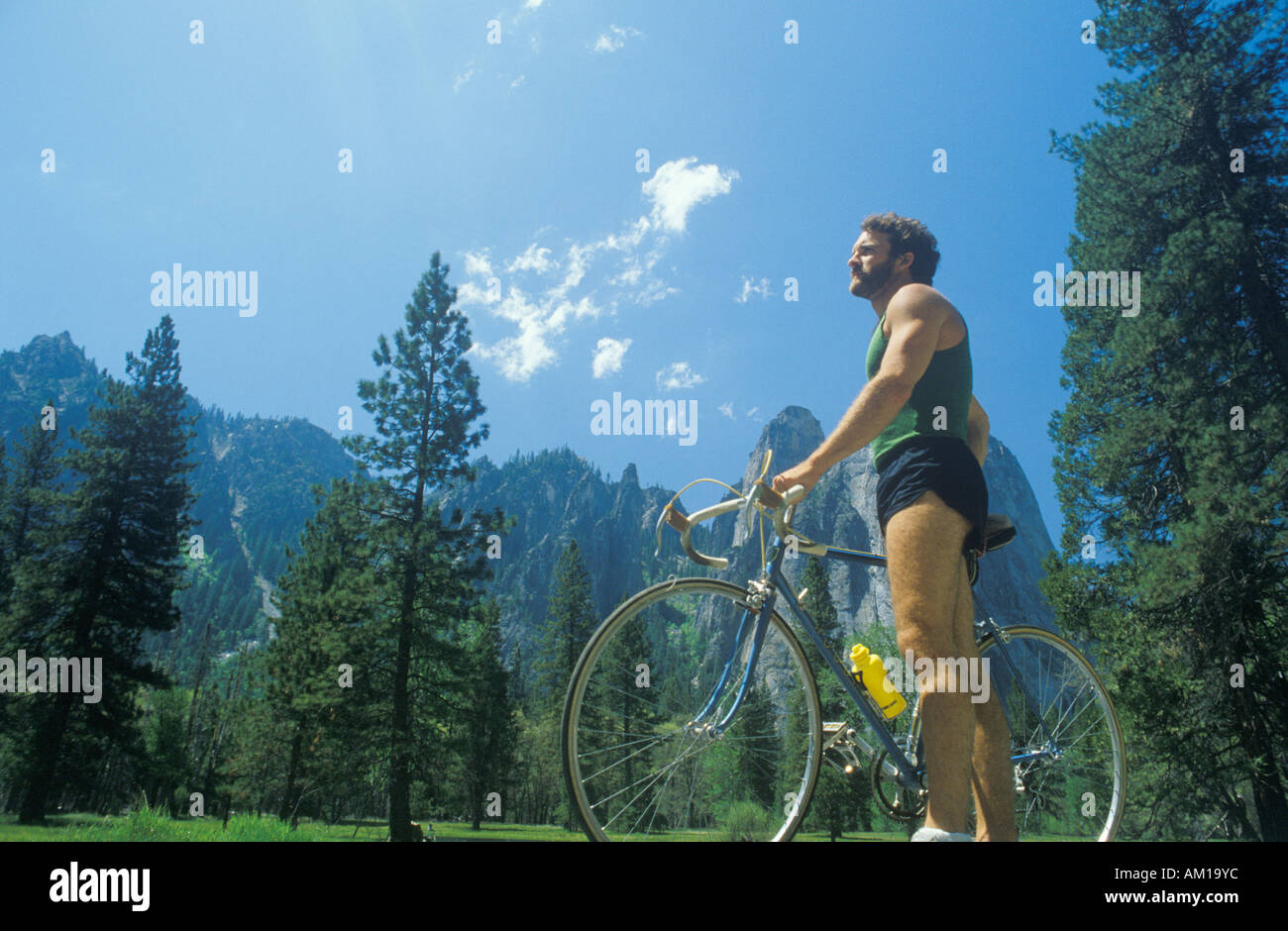 Mann Reiten Rennrad in Yosemite CA Stockfoto