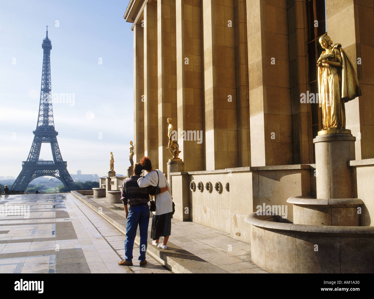 Zu zweit am Palais Chaillot mit goldenen Figuren und Eiffelturm Stockfoto