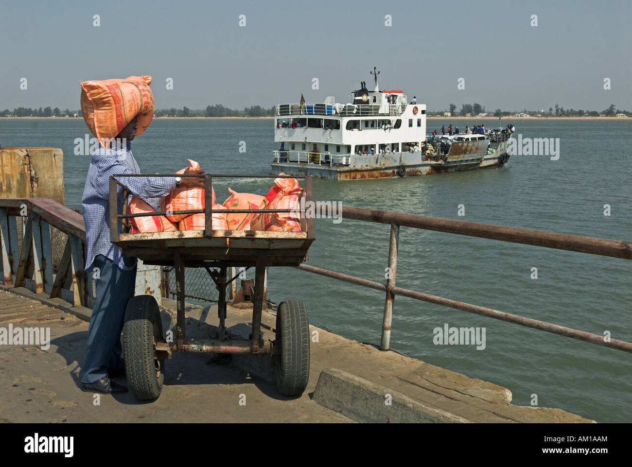 Träger am Hafen von Maputo, Mosambik, Afrika Stockfoto