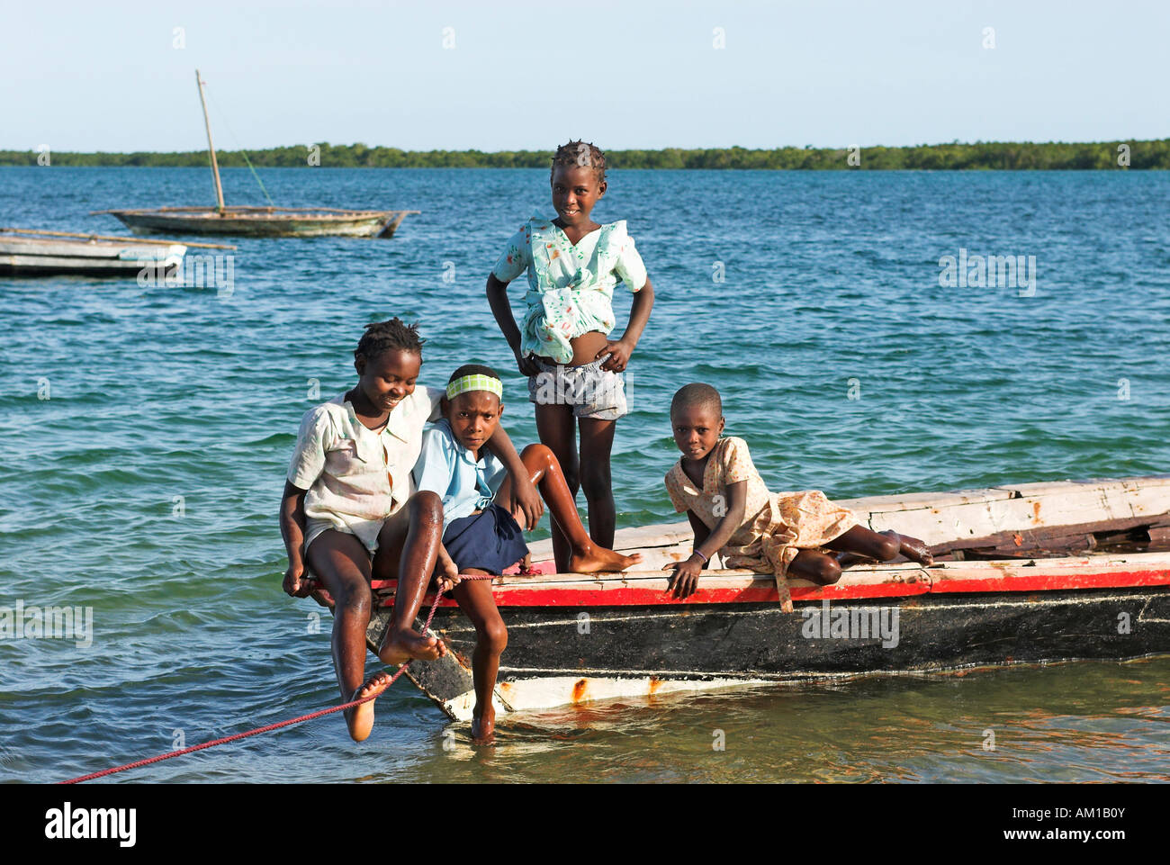 Kinder auf einem Boot am Ibo Island, Quirimbas Inseln, Mosambik, Afrika Stockfoto