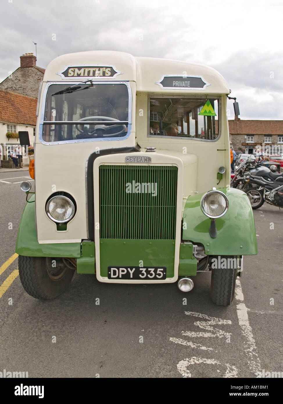 Ein Vintage einzigen Decker Touristenbus auf dem Platz in Helmsley dieser "Mauren-Bus" ist ein Versuch, Menschen nicht mit Autos zu überzeugen. Stockfoto