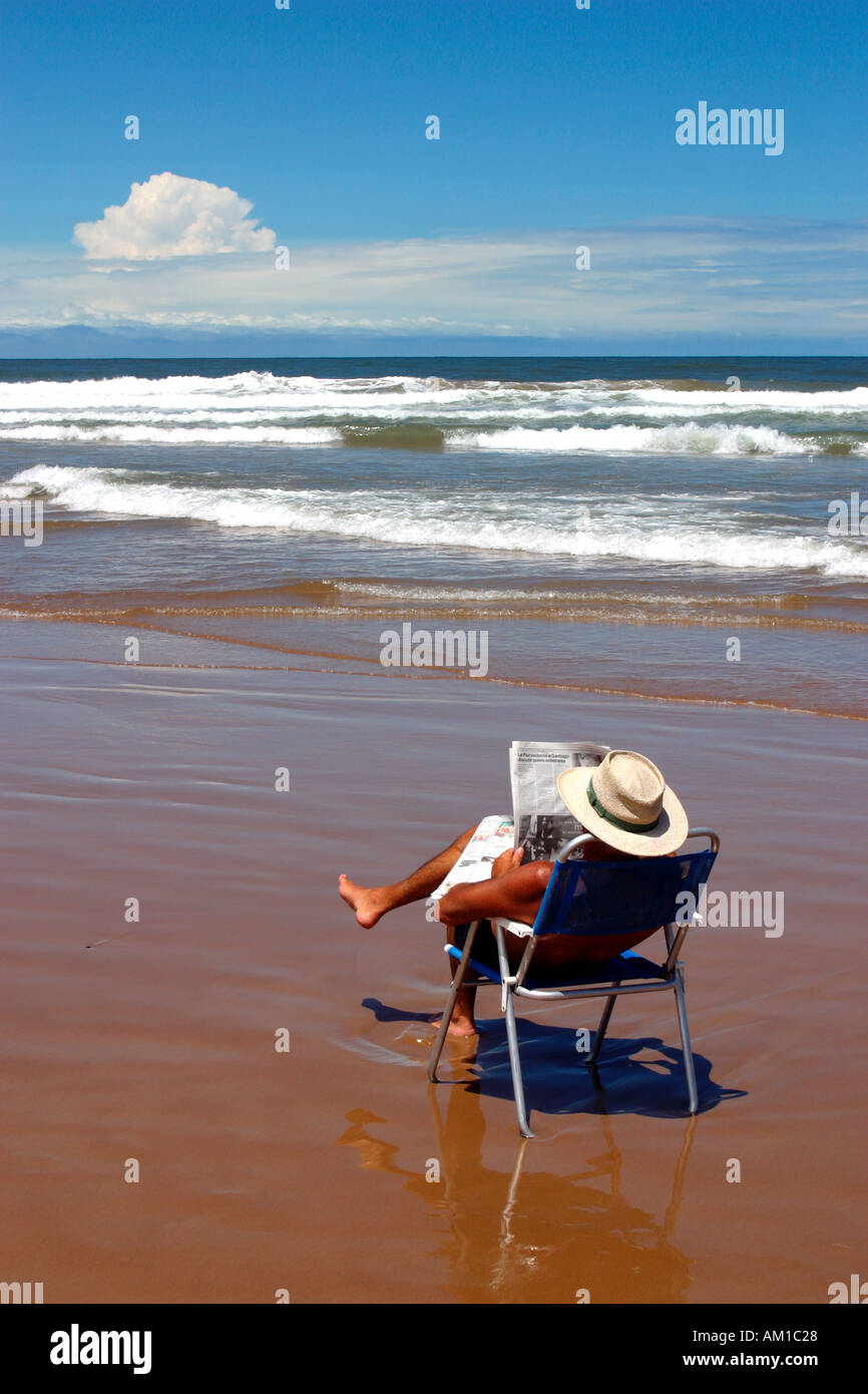 Man genießt das Papier an den Strand Punta del Este-Uruguay Stockfoto