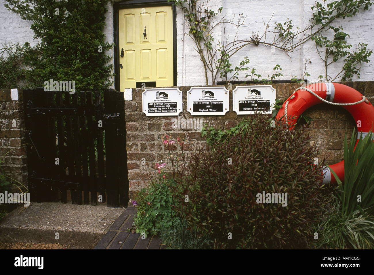 Grand Union Canal Cowroast Top Lock, vorbei an Sieger und der Zweitplatzierte des British Waterways Schleuse und Brücke Wettbewerbs, UK. Stockfoto