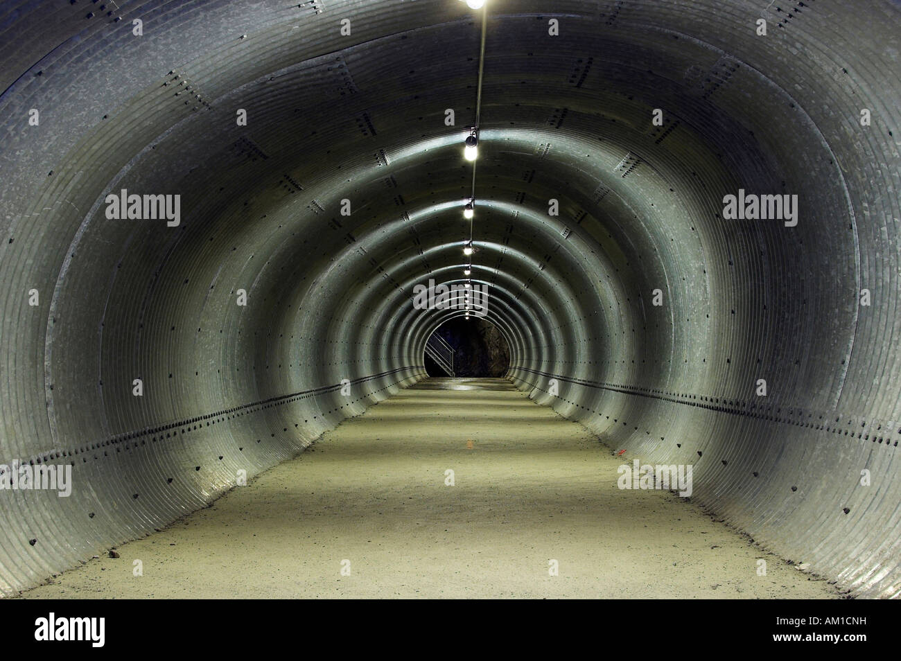 Tunnel hergestellt aus Stahlblech, Eingang zum Staubachfall, Lauterbrunnen, Berner Oberland, Kanton Bern, Schweiz Stockfoto