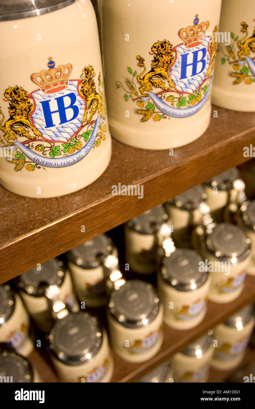 Bayern München Hofbrauhaus Bierkrüge mit Logo des Hofbrauhaus auf Deckel zum Verkauf Stockfoto