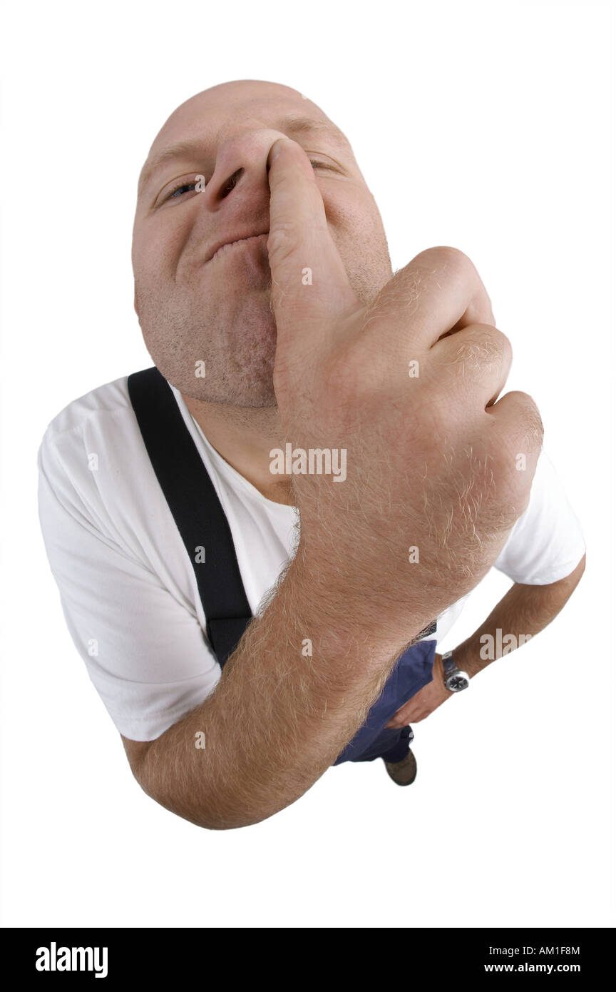 Ein Mann nimmt seine Nase. Mit einem fisheye-Objektiv gemacht. Stockfoto