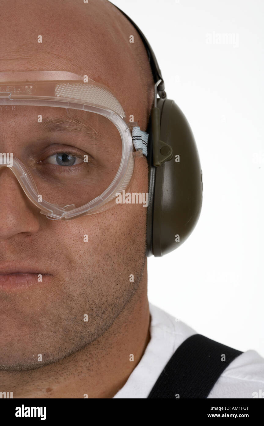 Handwerker mit Schutzbrille und Gehörschutz Stockfoto