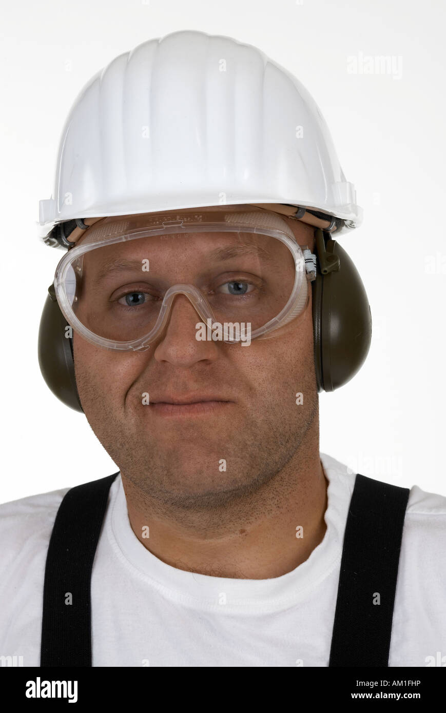 Handwerker mit Helm, Schutzbrille und Gehörschutz Stockfoto