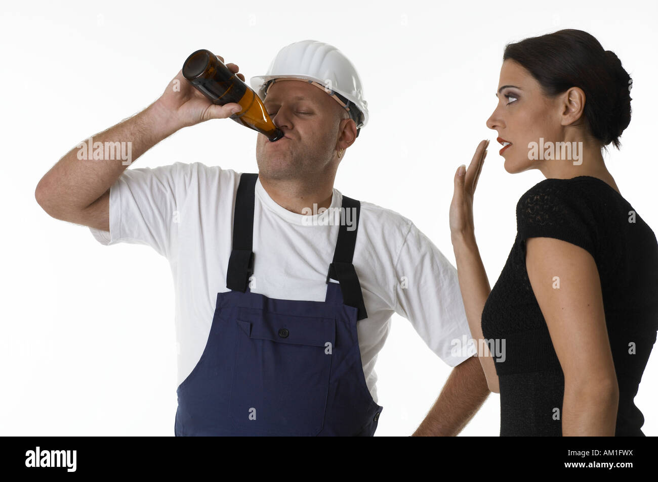 Frau versucht, ein Arbeiter aus Alkohol zu trinken zu stoppen Stockfoto