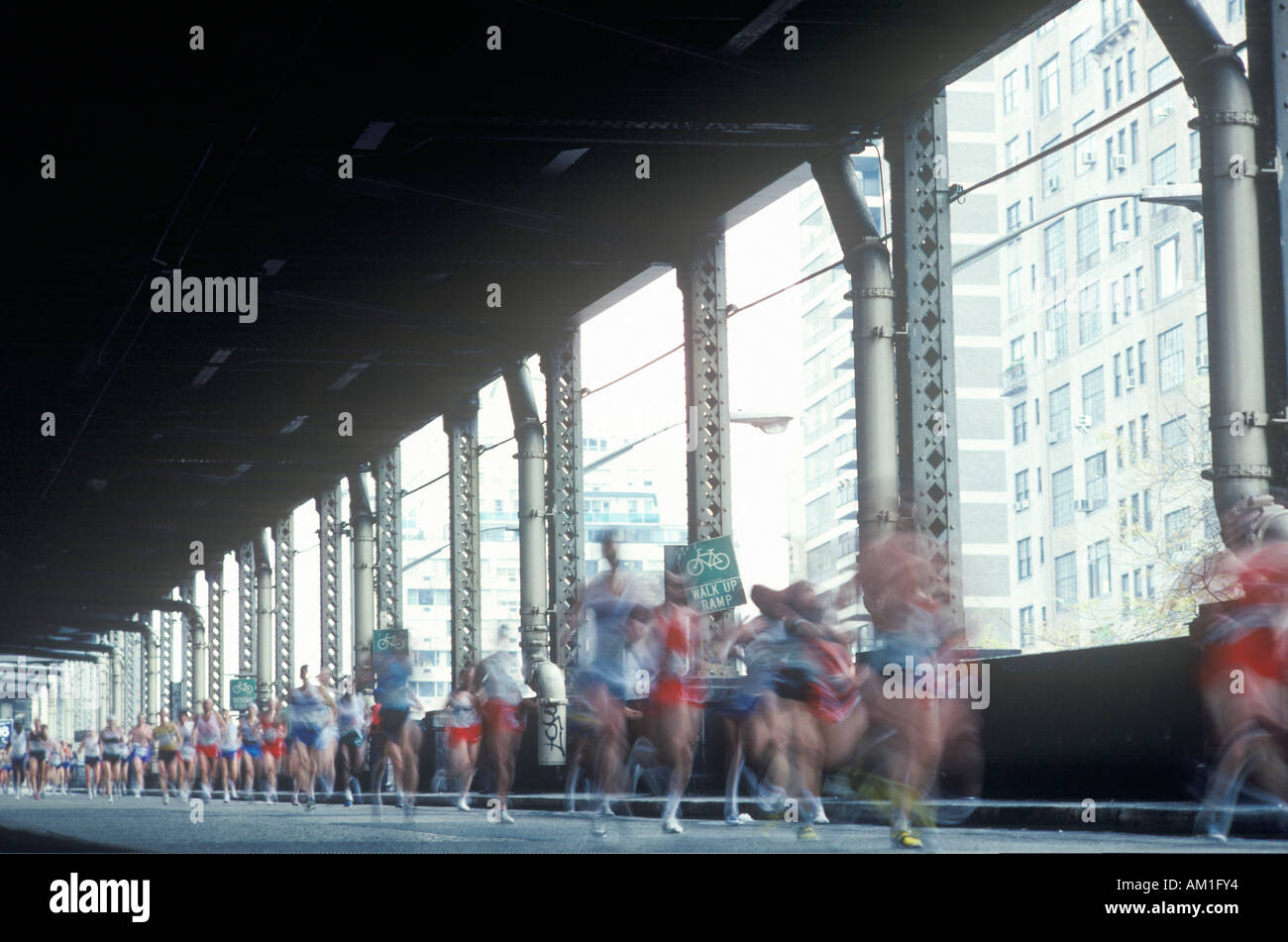 Über 1st Avenue 59th Street Bridge NY NY-City-Marathon Läufer Stockfoto