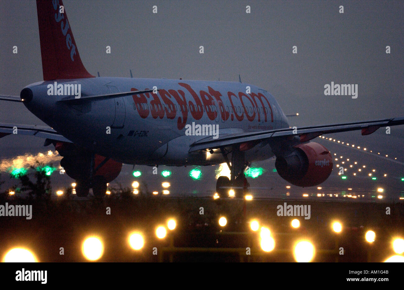 Eine EasyJet Flugzeug bereitet für den Start von London Gatwick Flughafen-Landebahn in der Nacht Stockfoto