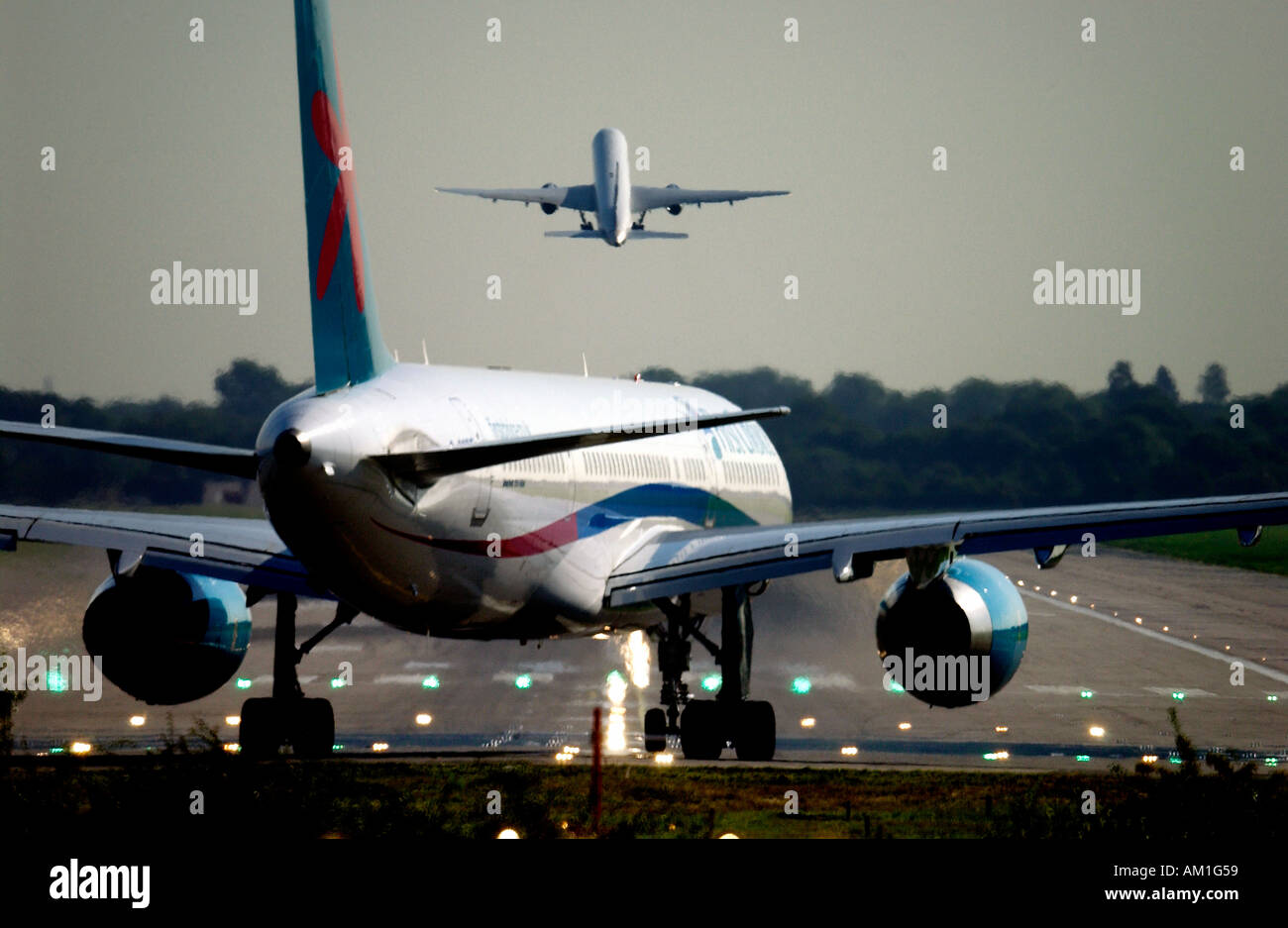 Eine erste Auswahl Paket Urlaub Jet Flugzeug bereitet für den Start vom Flughafen London Gatwick im Morgengrauen Stockfoto