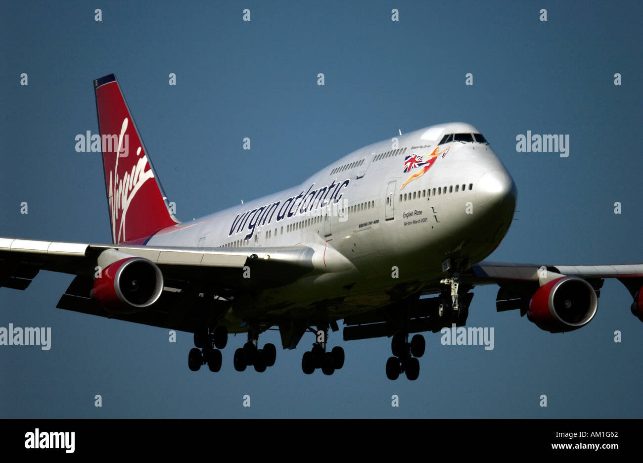 Englische Rose eines der Virgin Atlantic Airways Boeing 747 400 Jumbo Jet-Flotte, die Landung am Flughafen Gatwick Stockfoto