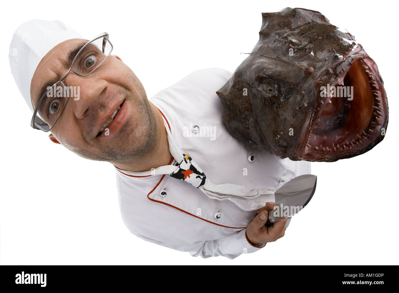 Ein Koch mit einem Seeteufel durch ein fisheye-Objektiv gesehen Stockfoto