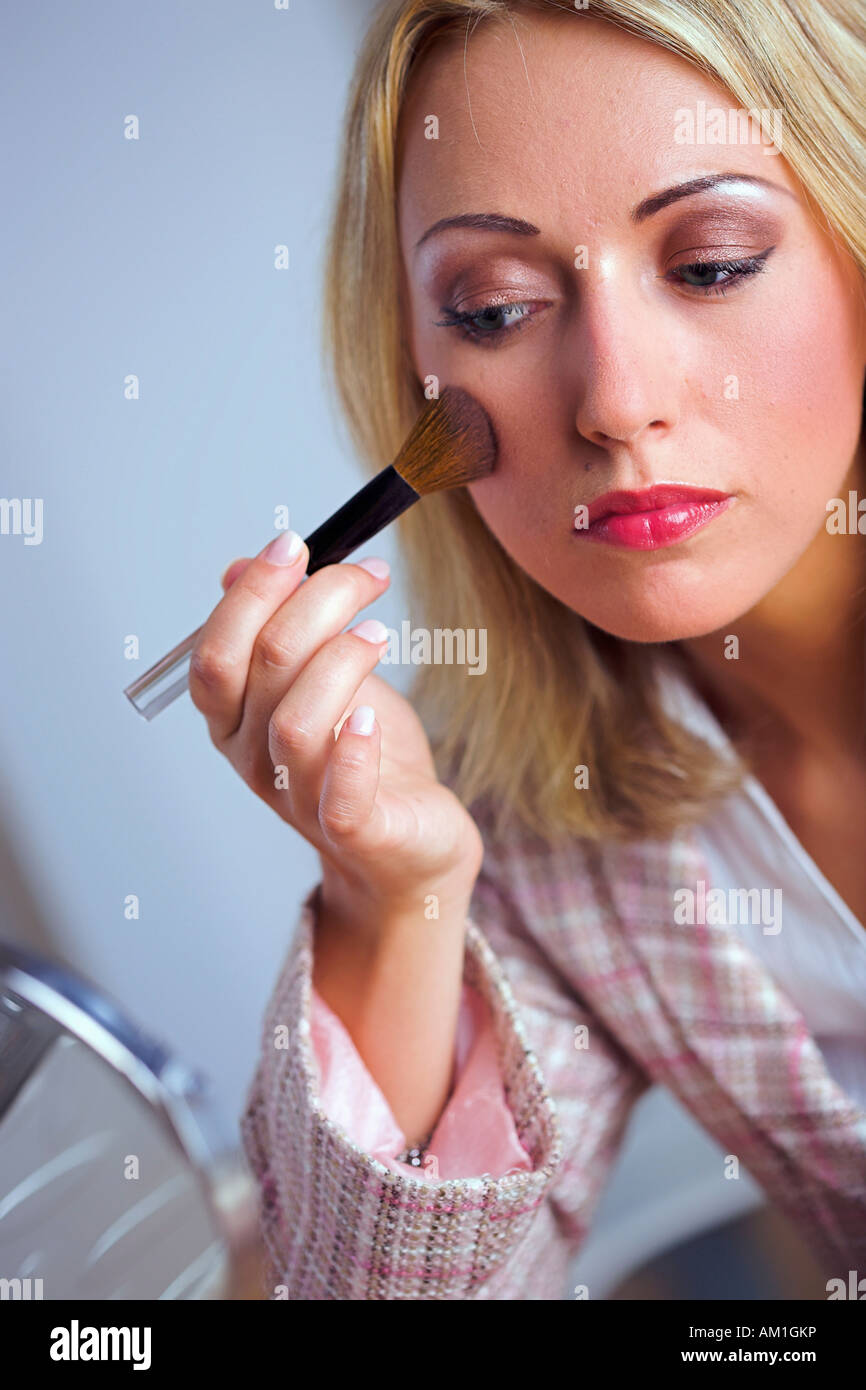 Frau macht ihr Make-up Stockfoto