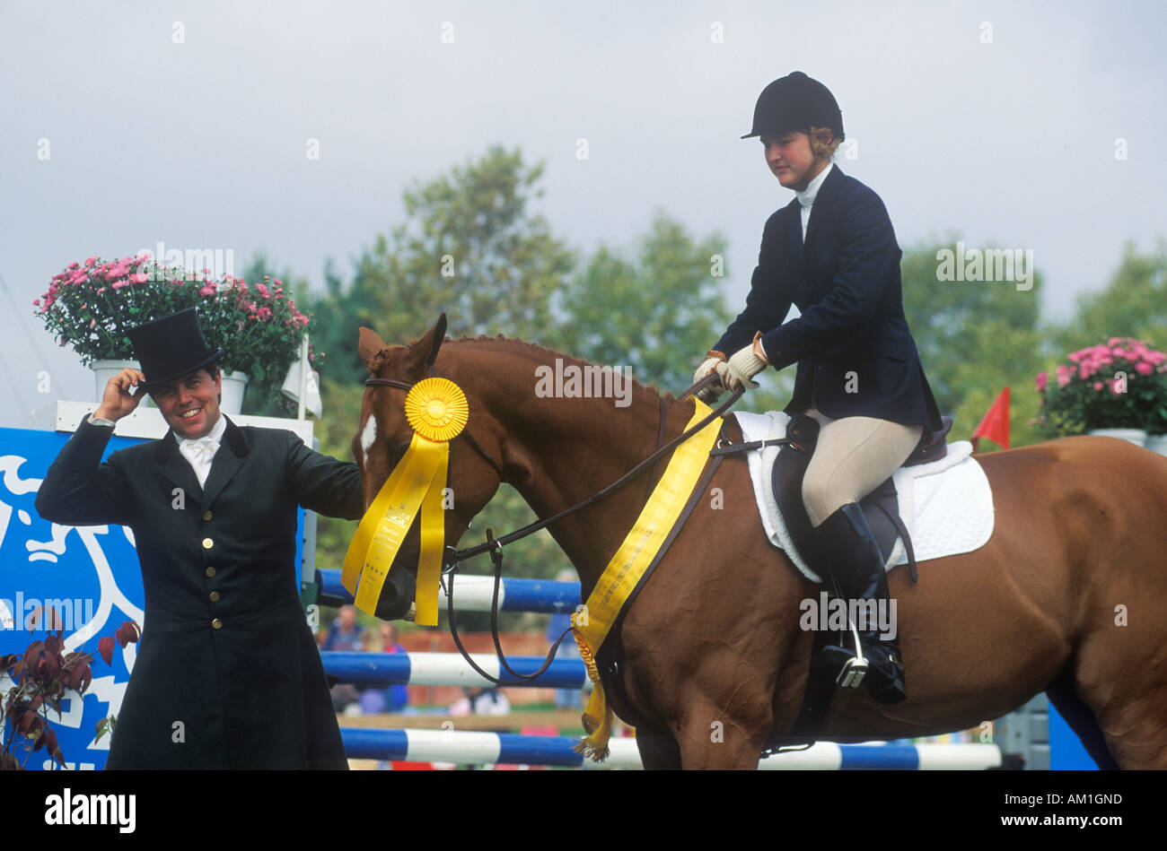 Reiter auf dem Pferd mit Band an American Café Grand Prix Howard Community College Columbia Maryland geführt Stockfoto