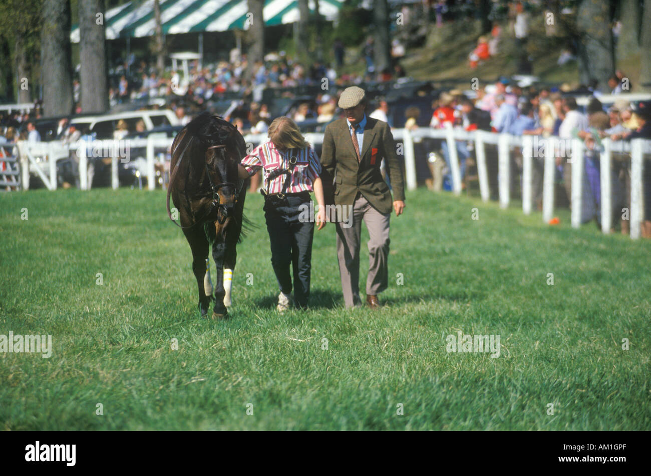 Walker mit Pferd während Frühling Hindernislauf Glenwood Park Middleburg Virginia Stockfoto