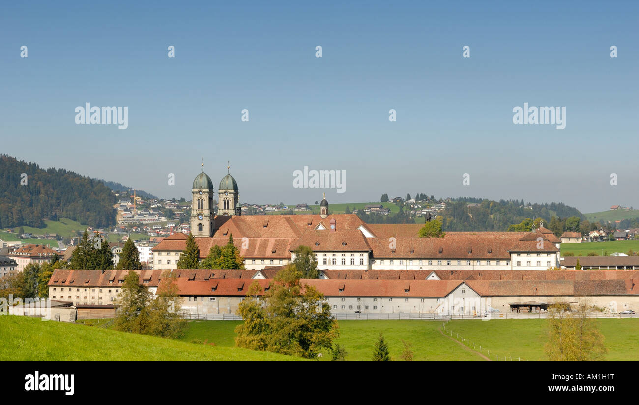 Einsiedeln - Clocktower und die Klostergebäude - Schweiz, Europa. Stockfoto