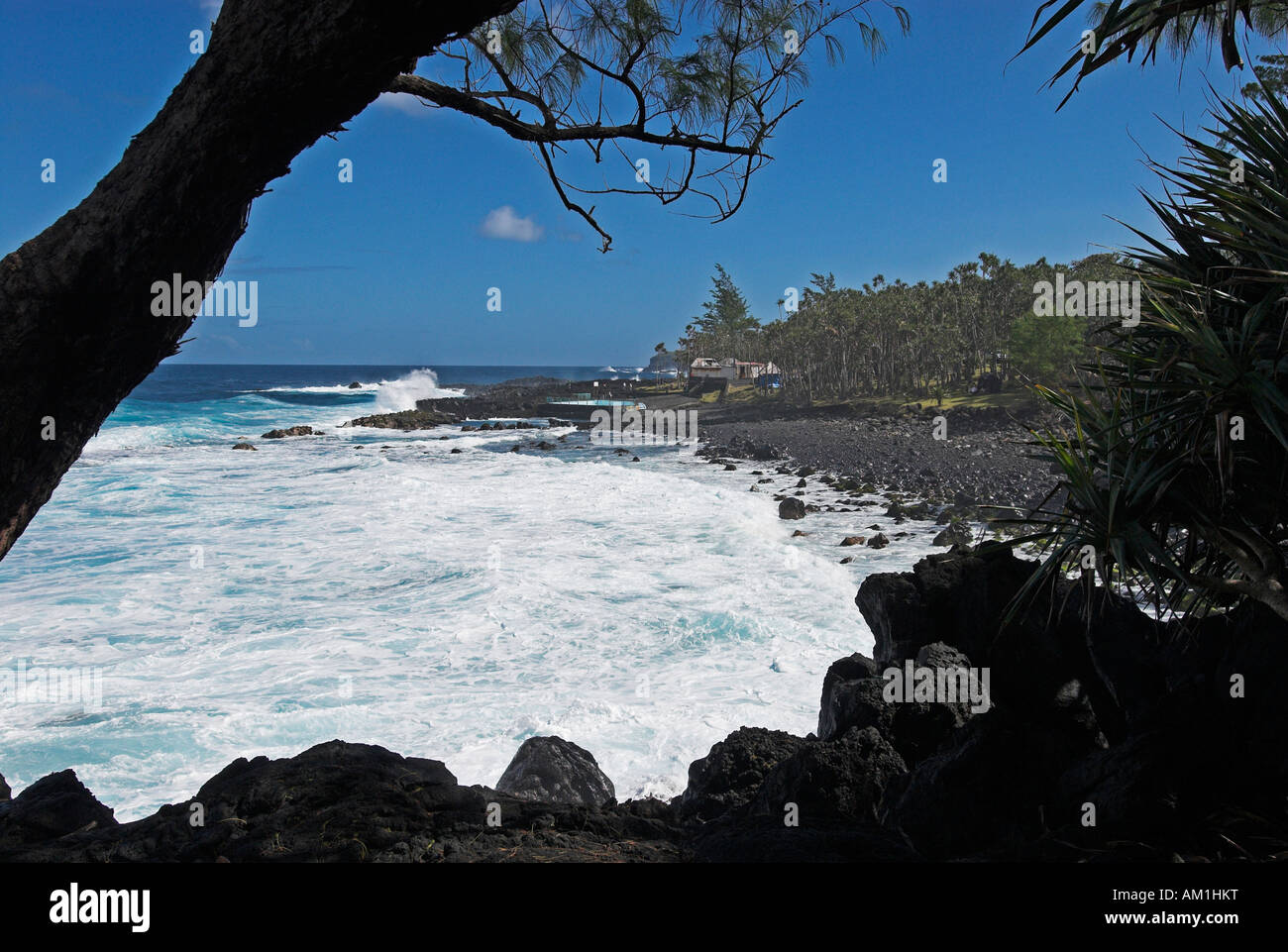 Küste mit vulkanischen Gesteinen in La Réunion, Frankreich, Südafrika Stockfoto