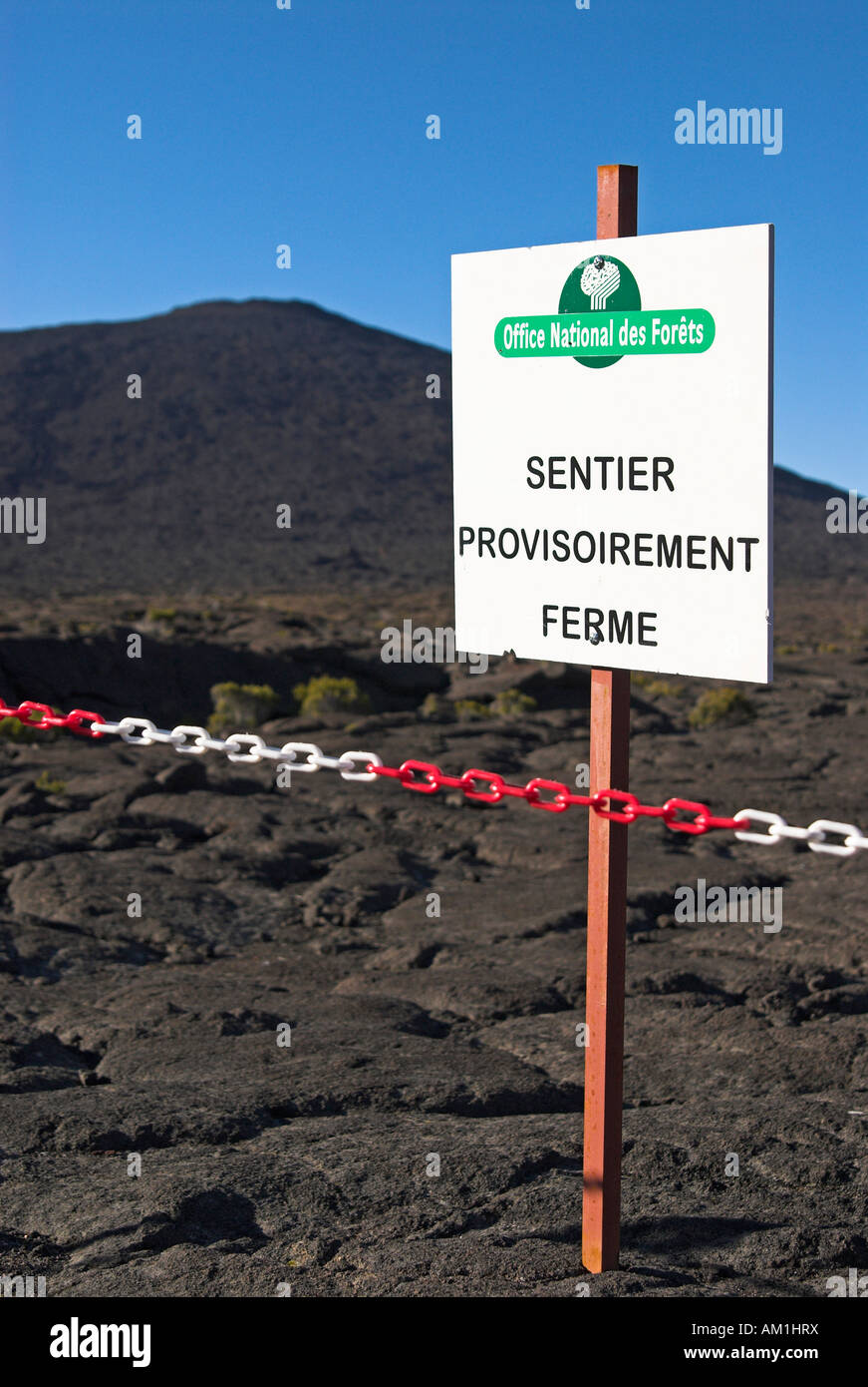 Wanderweg geschlossen wegen der 2007 Eruption Caldera des Piton De La Fournaise Vulkan, La Réunion, Frankreich, Afrika Stockfoto